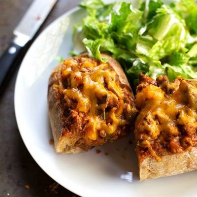 Quick and Easy Pizza Bread - perfect for making ahead and freezing so you can make individual servings later. Lots of veggies, kid-friendly, total comfort food, 375 calories. | pinchofyum.com