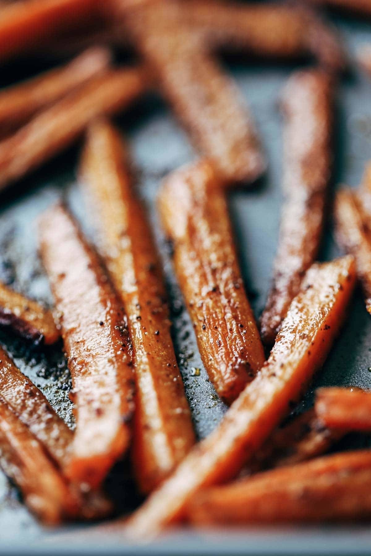 Keep your glow all winter! Easy homemade falafel, roasted veggies, and flavorful sauce all in one big bliss bowl! vegetarian / vegan / gluten free recipe. | pinchofyum.com Keep your glow all winter! Easy homemade falafel, roasted veggies, and flavorful sauce all in one big bliss bowl! vegetarian / vegan / gluten free recipe. | pinchofyum.com