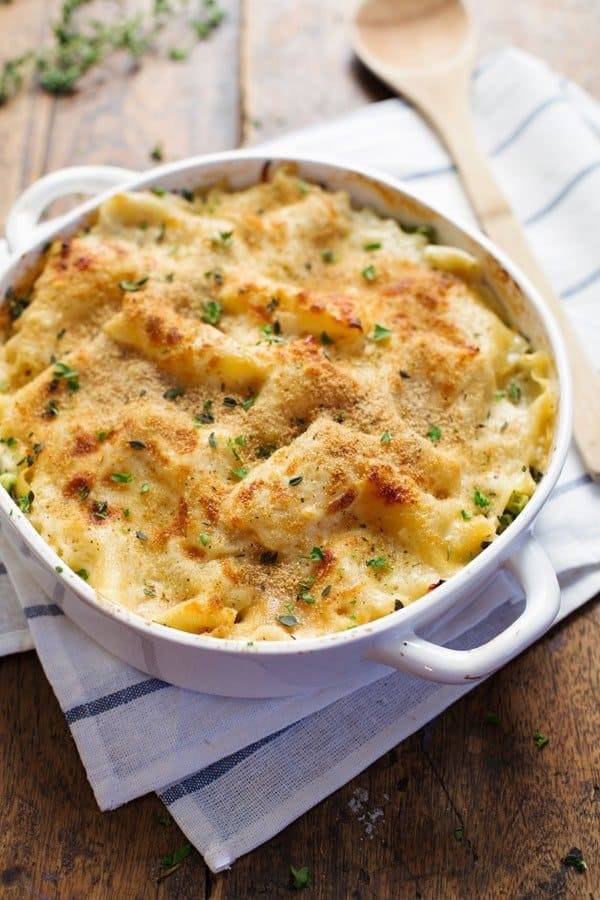 Garlic Parmesan Chicken Lasagna Bake - a quick layered casserole-style recipe with simple ingredients and YUMMY garlic parm flavor. 300 calories. | pinchofyum.com