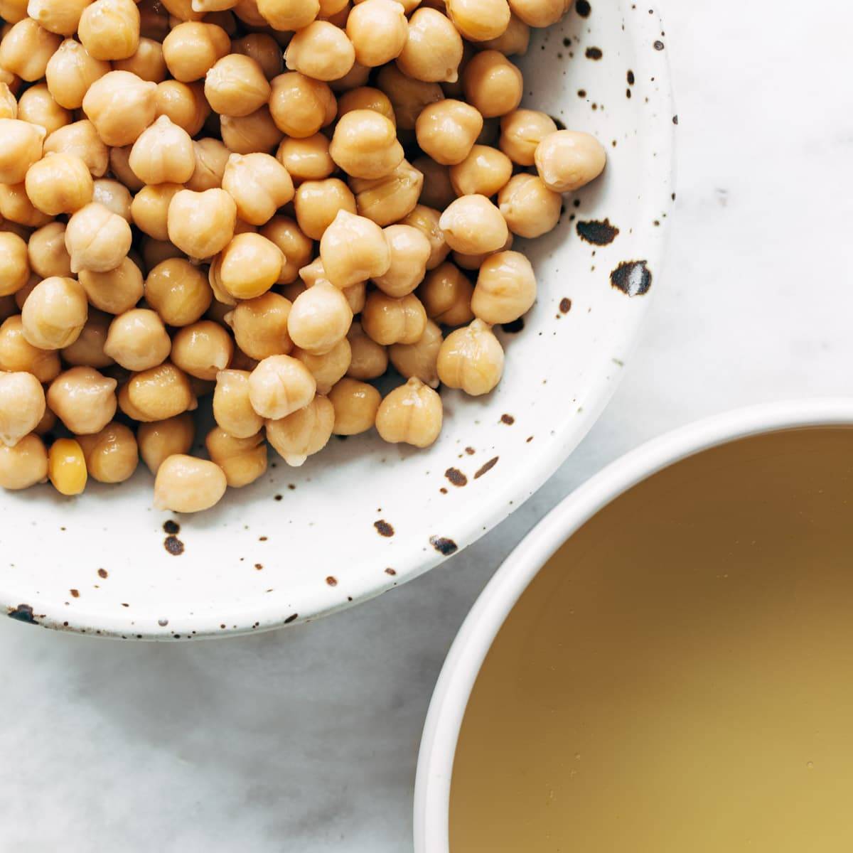 Chickpeas in bowl.